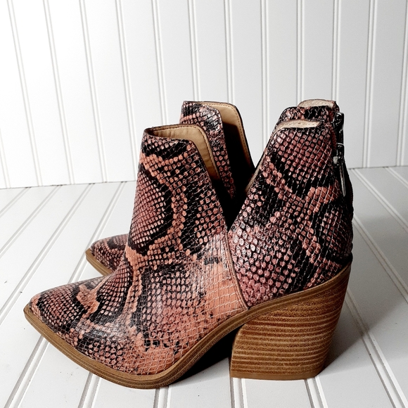 NEW Vince Camuto Gigietta Snakeskin Leather Bootie - Picture 4 of 11